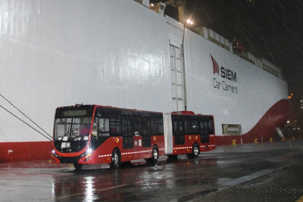 Llega el primer autobús al puerto