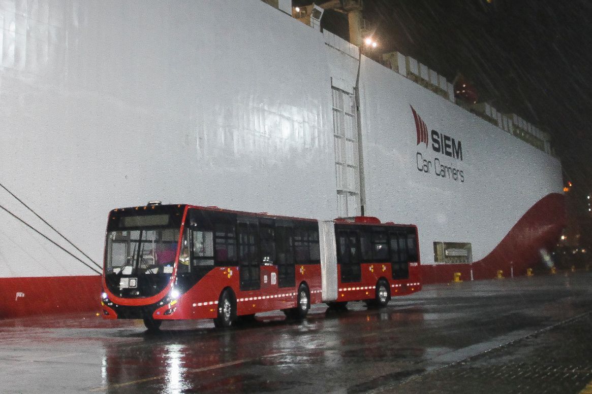 Llega el primer autobús al puerto de Manzanillo