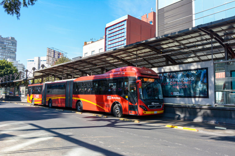 metrobus en estacion de la ciudad de mexico