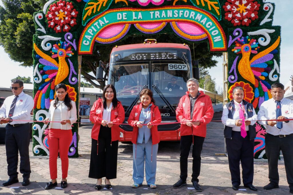 Clara Brugada durante la entrega de 26 nuevas unidades de Metrobùs Elèctrico. 